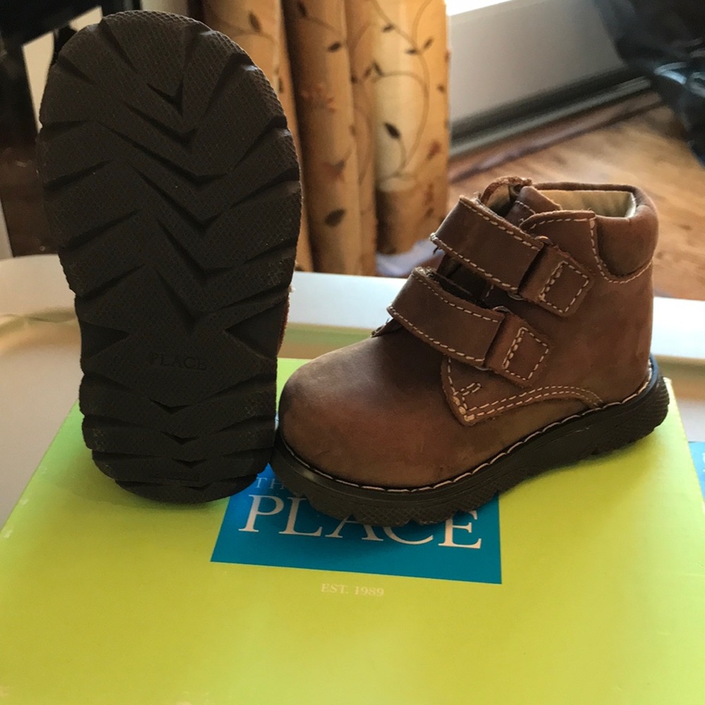 New Never worn toddlers boots size 4